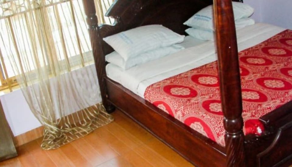 Desk, free WiFi, bed sheets