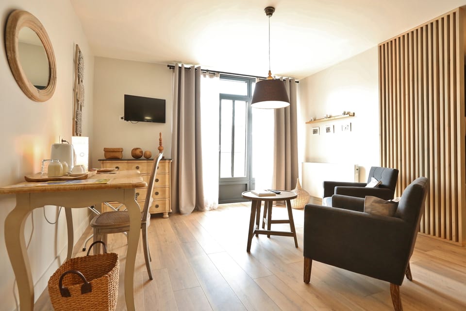Superior Double Room (Charme en Campagne) | Premium bedding, individually decorated, individually furnished, desk