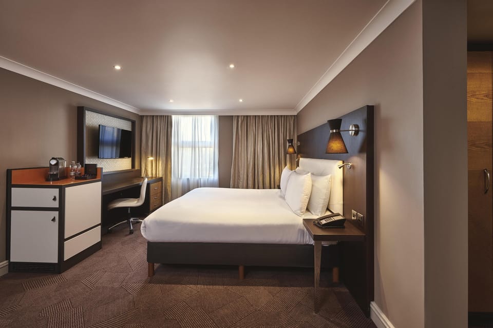Junior Suite, 1 King Bed | Hypo-allergenic bedding, in-room safe, desk, laptop workspace