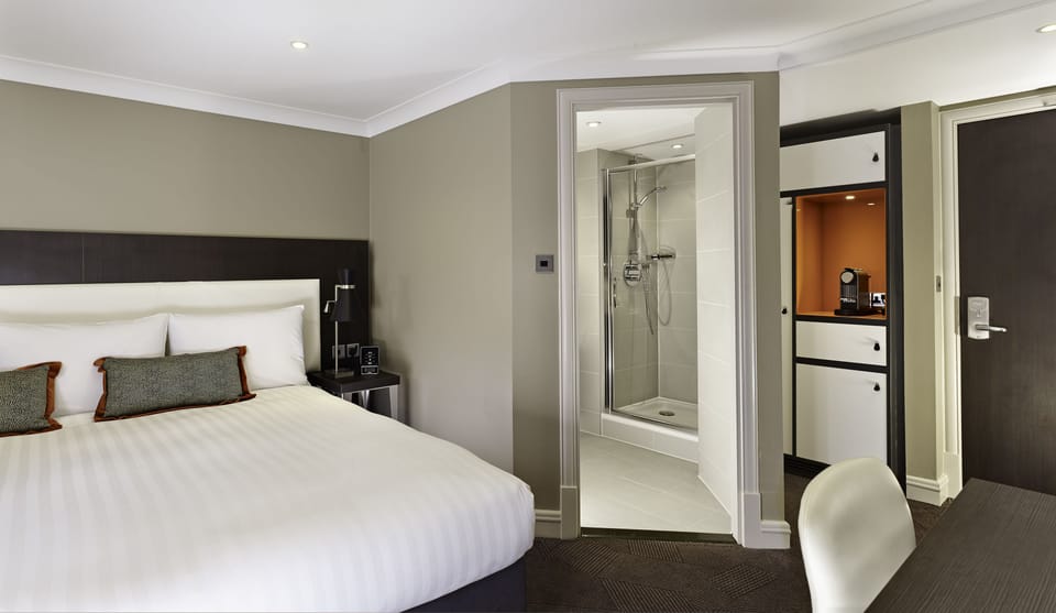 Room, 1 Queen Bed, Accessible | Hypo-allergenic bedding, in-room safe, desk, laptop workspace