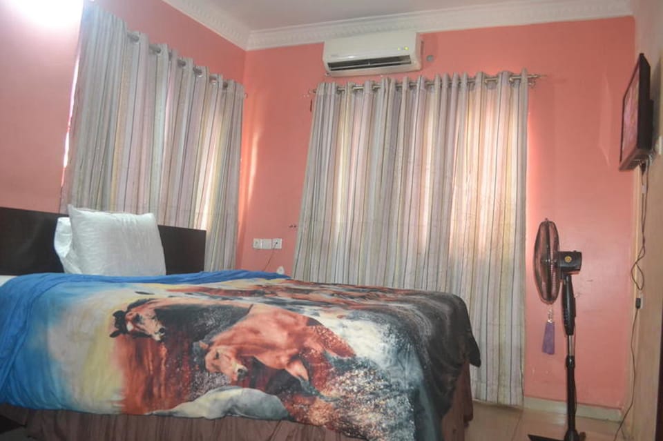 Standard Room | Desk, laptop workspace, bed sheets