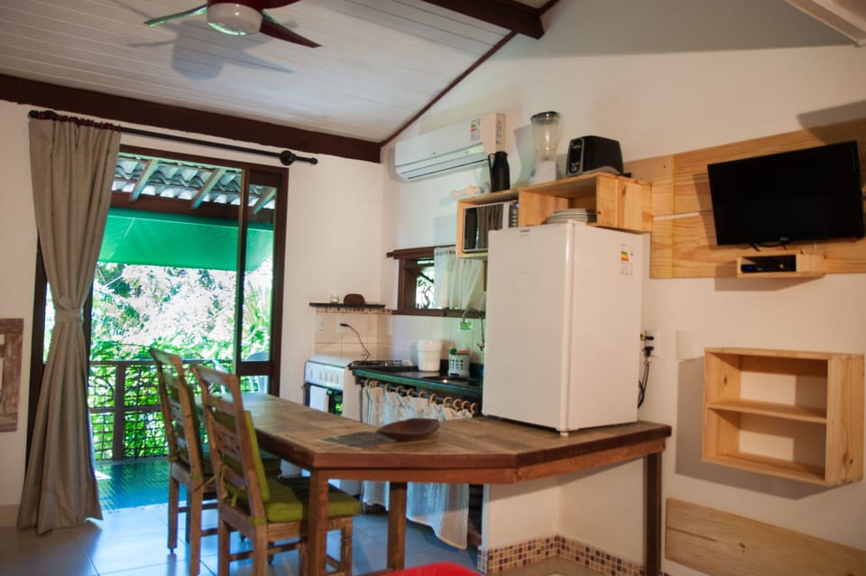 Basic Studio, Kitchen | Private kitchenette | Fridge, microwave, oven, coffee/tea maker