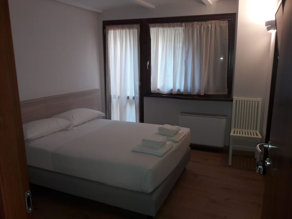 Economy Double Room | Desk, blackout drapes, WiFi (free), bed sheets