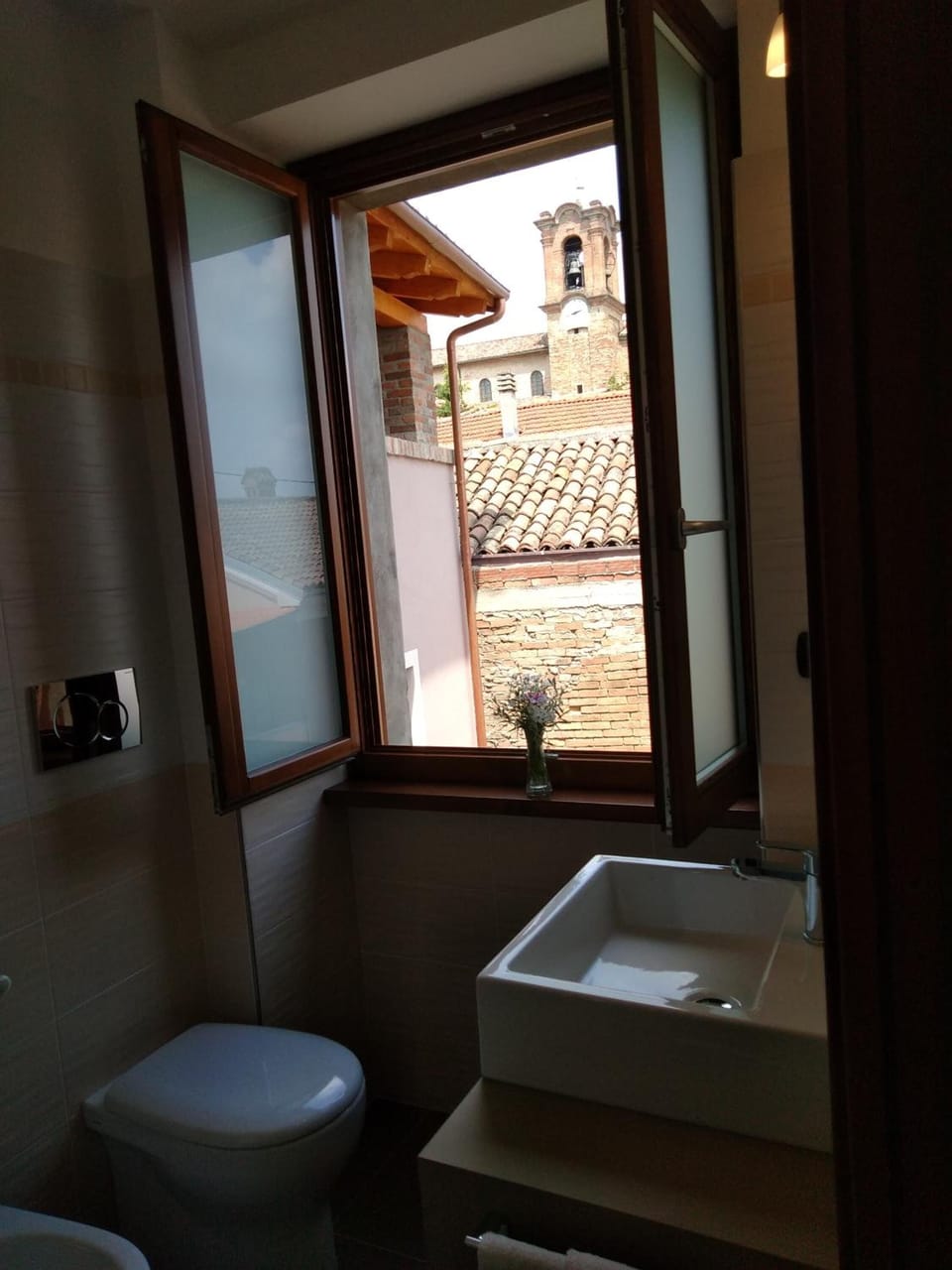 Shower, free toiletries, hair dryer, bidet