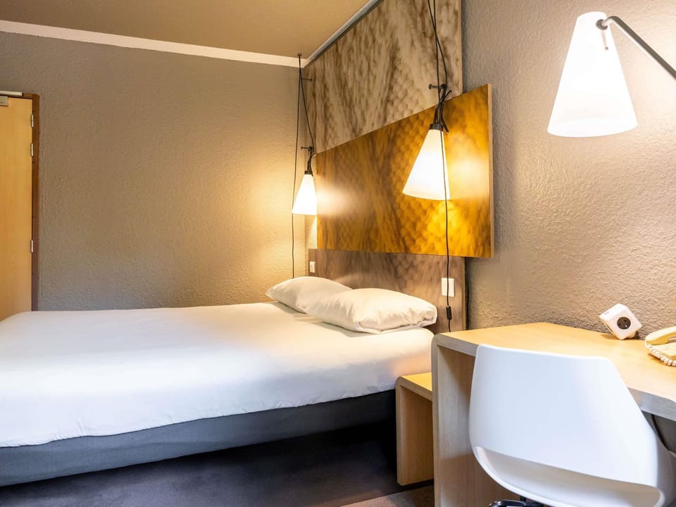 Standard Room, 1 Double Bed | Desk, blackout drapes, soundproofing, cribs (free)