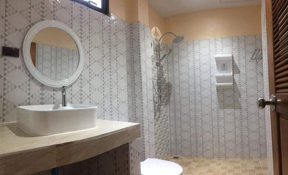 Shower, free toiletries, towels