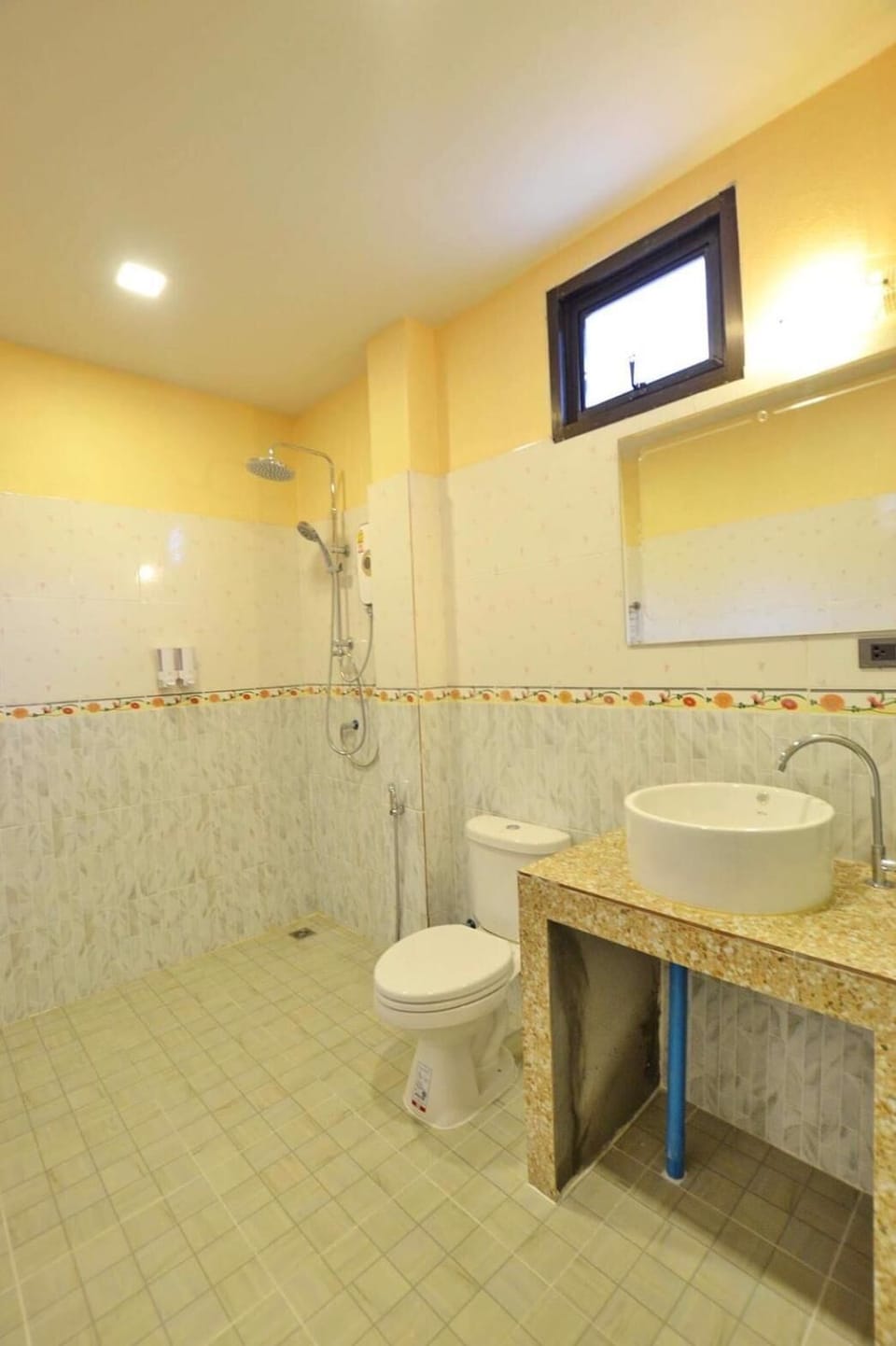 Shower, free toiletries, towels