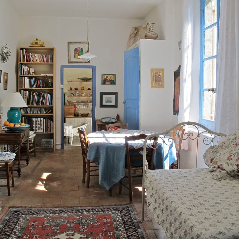 House | In-room dining