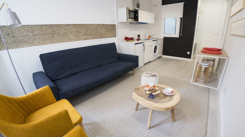 Apartment, 2 Bedrooms | Living room | Flat-screen TV