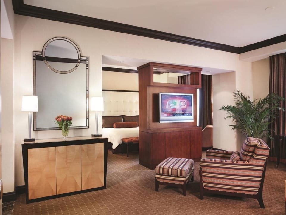 Premium bedding, in-room safe, desk, iron/ironing board