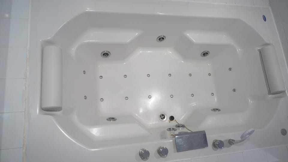 Jacuzzi Suite with private Jacuzzi MEN ONLY | Bathroom | Shower, hair dryer, towels, soap