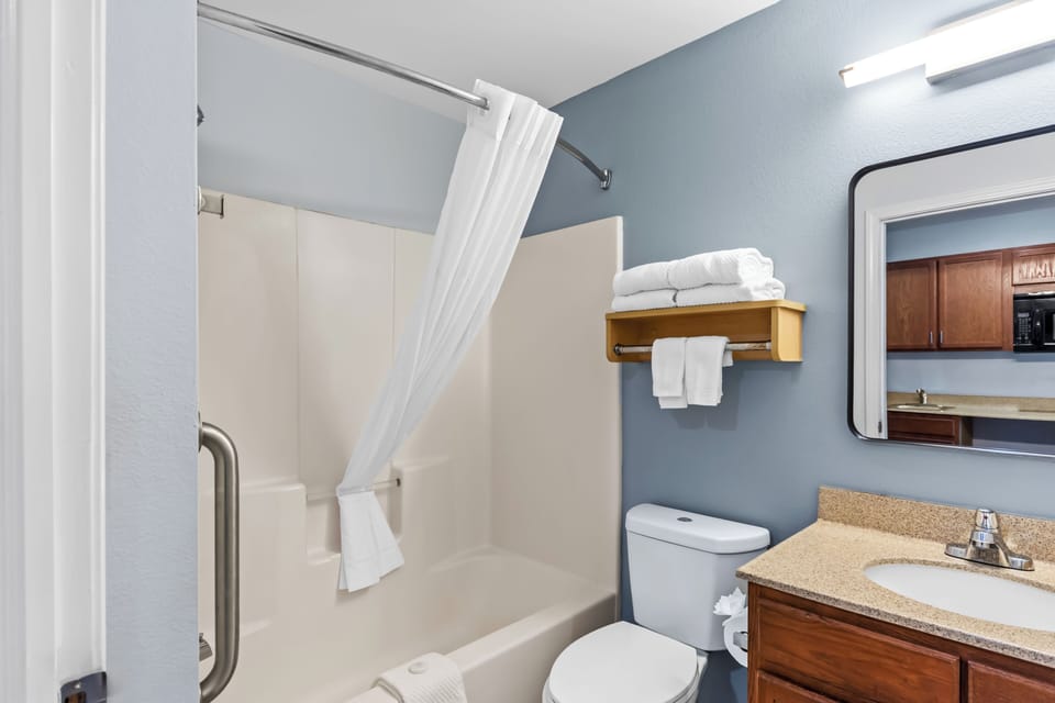 Combined shower/tub, towels, toilet paper