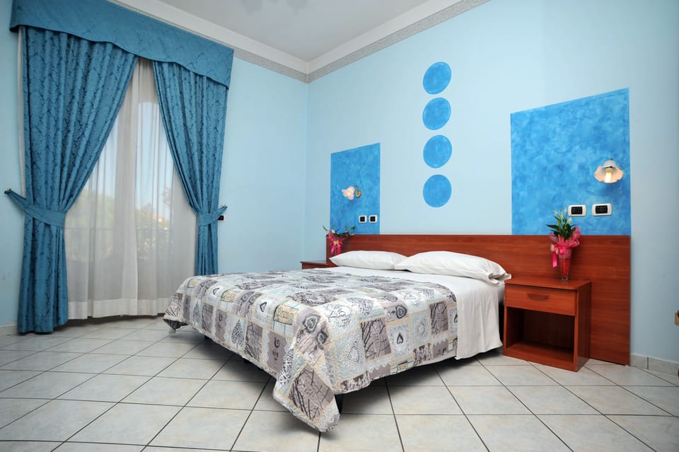 In-room safe, desk, bed sheets