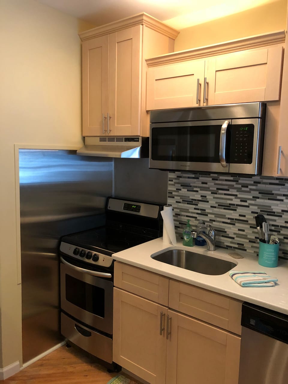 Coffee/tea maker, fridge, microwave, oven