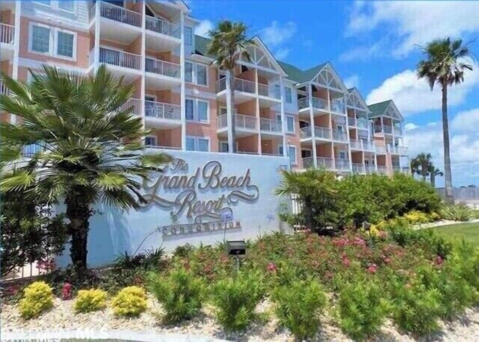 Boutique complex great location NO overcrowded beaches & no need for hot elevato