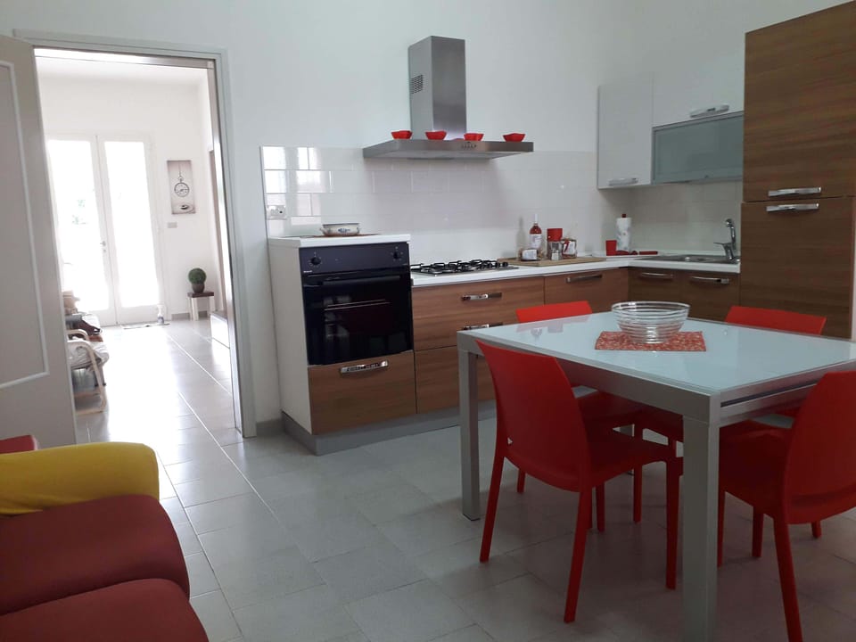 Coffee/tea maker, fridge, oven, stovetop