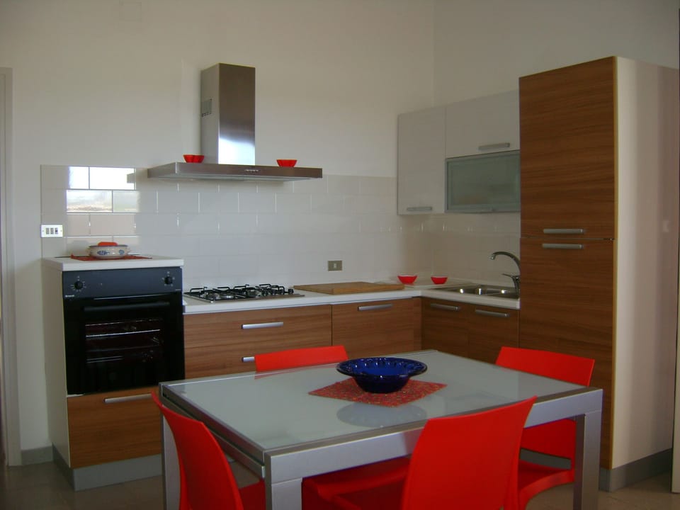 Coffee/tea maker, fridge, oven, stovetop