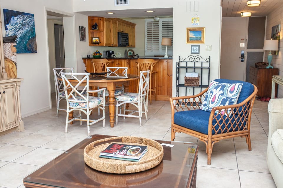 Dining & Bar area