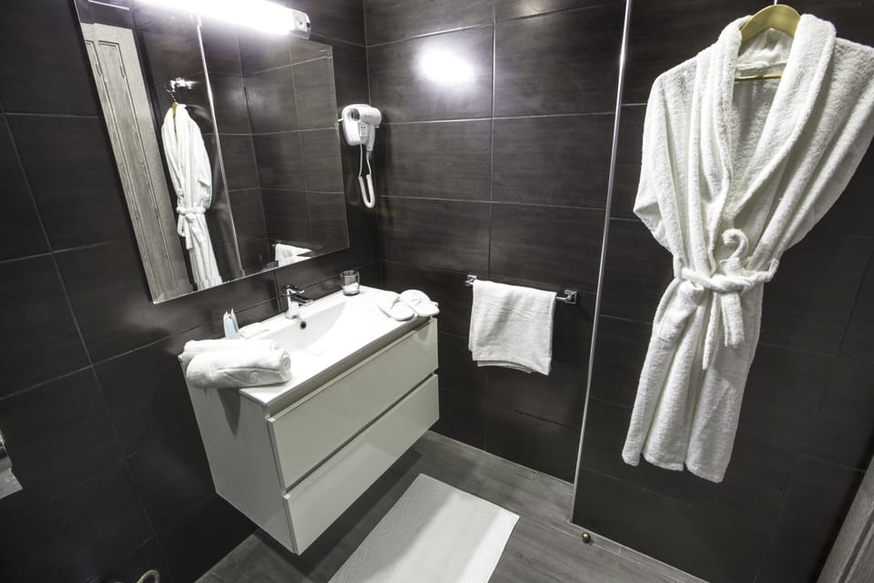 Shower, rainfall showerhead, free toiletries, hair dryer