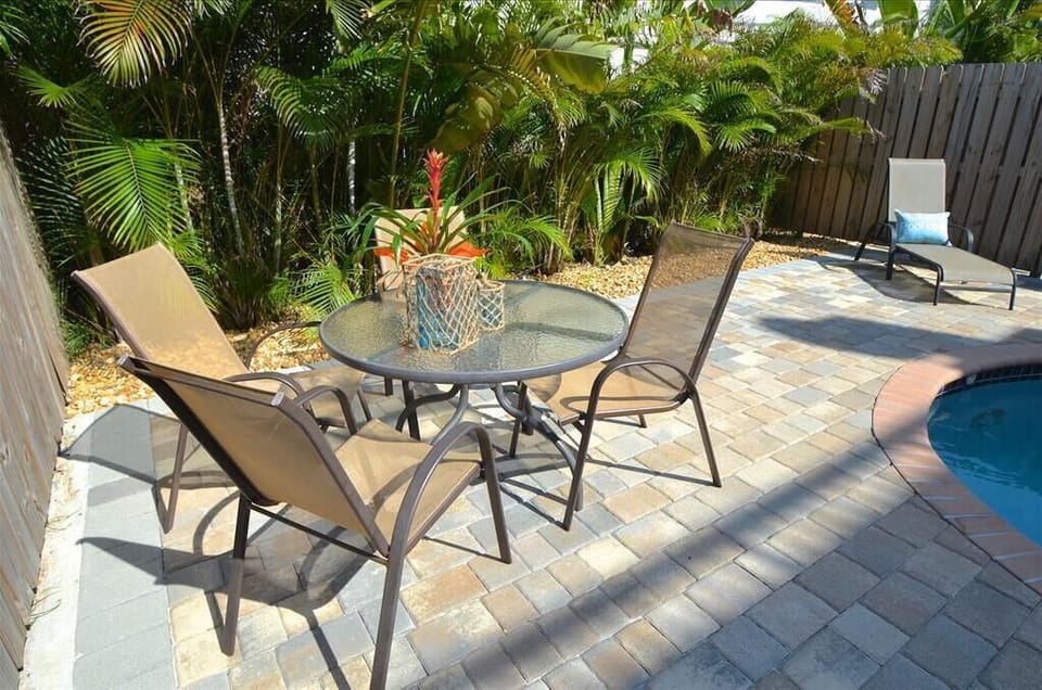 Relaxing (Private) Poolside & Lounge Area Dining...