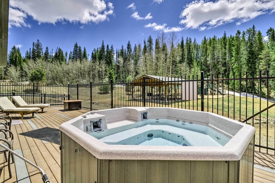 Community Amenities | 3 Hot Tubs