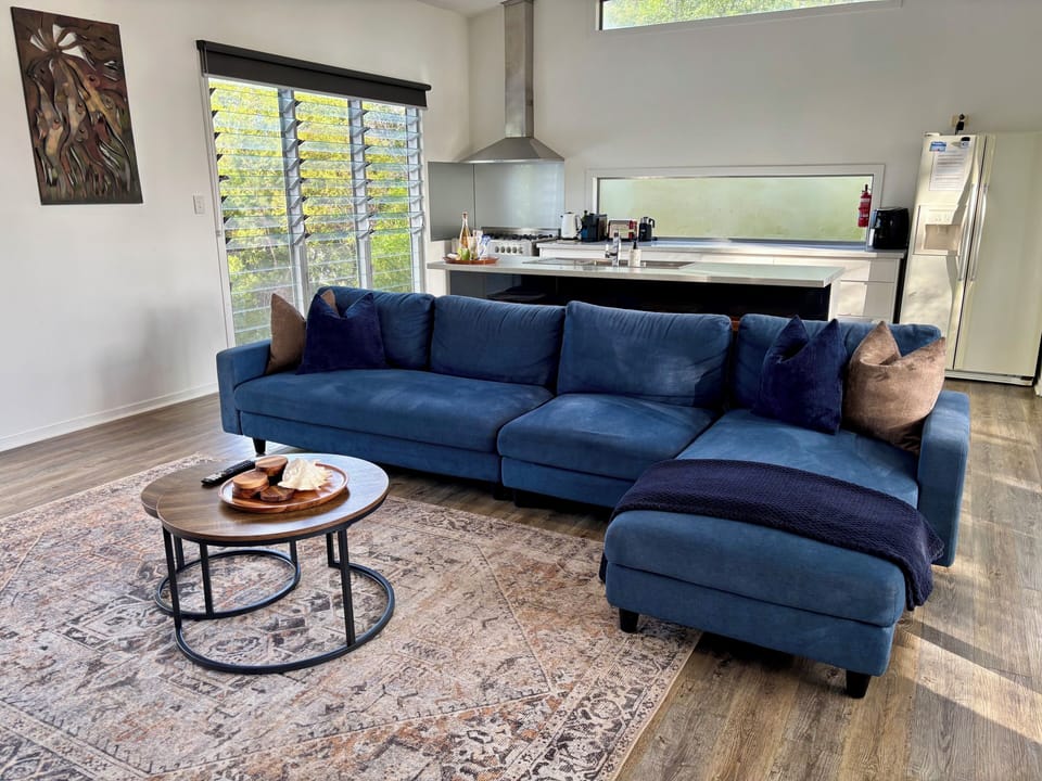 Lounge & kitchen (2)