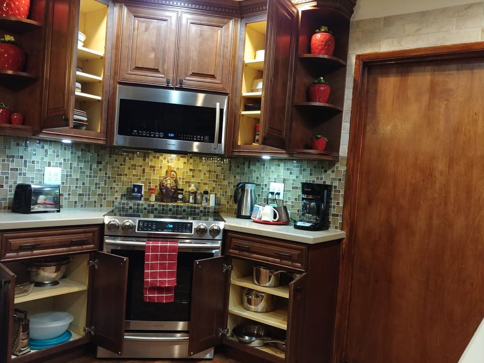 Full kitchen