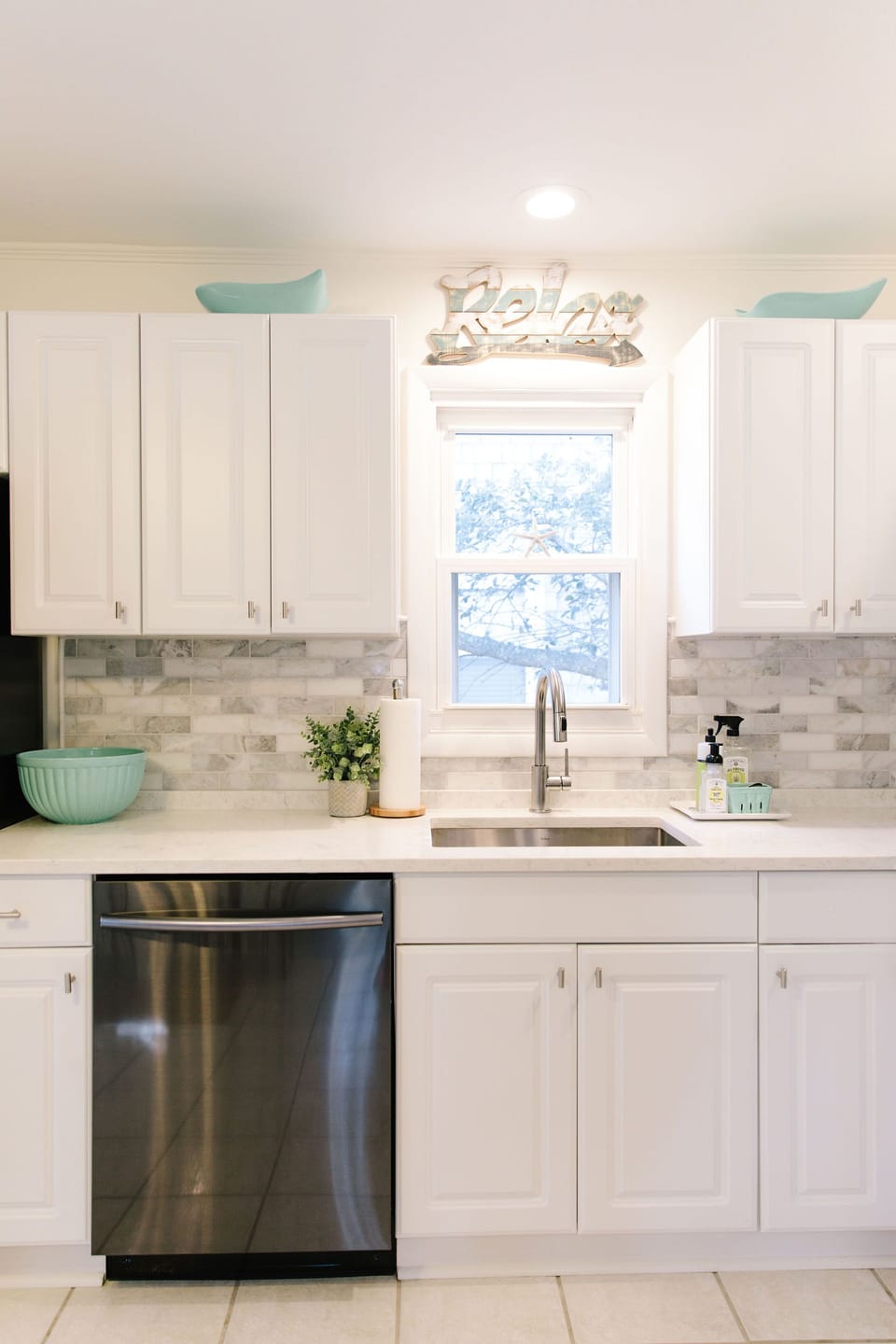 Brand new kitchen 11/ 2018!  All new black SS appliances, quartz + Carrara 