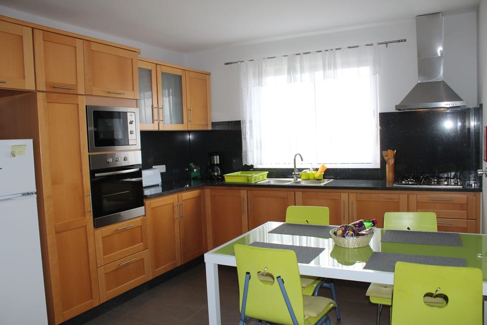 Big and fully equipped kitchen. 