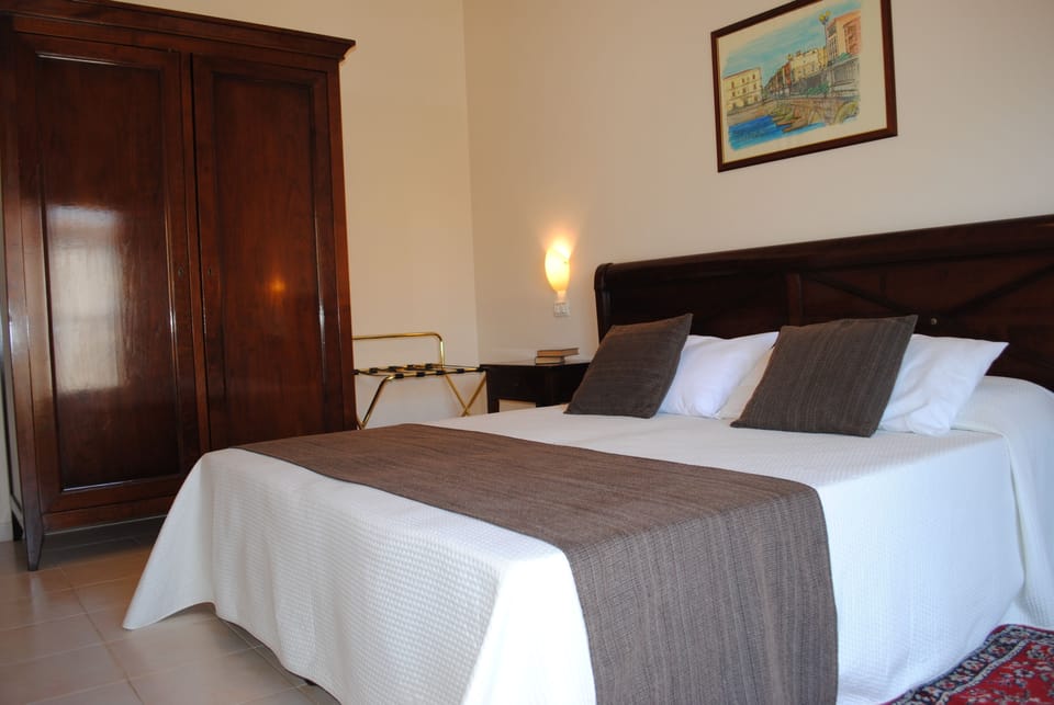 Down comforters, minibar, desk, free WiFi