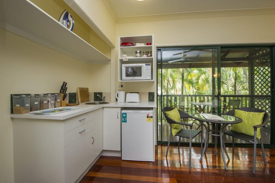 Double Room | Private kitchenette | Fridge, microwave, electric kettle, cookware/dishes/utensils