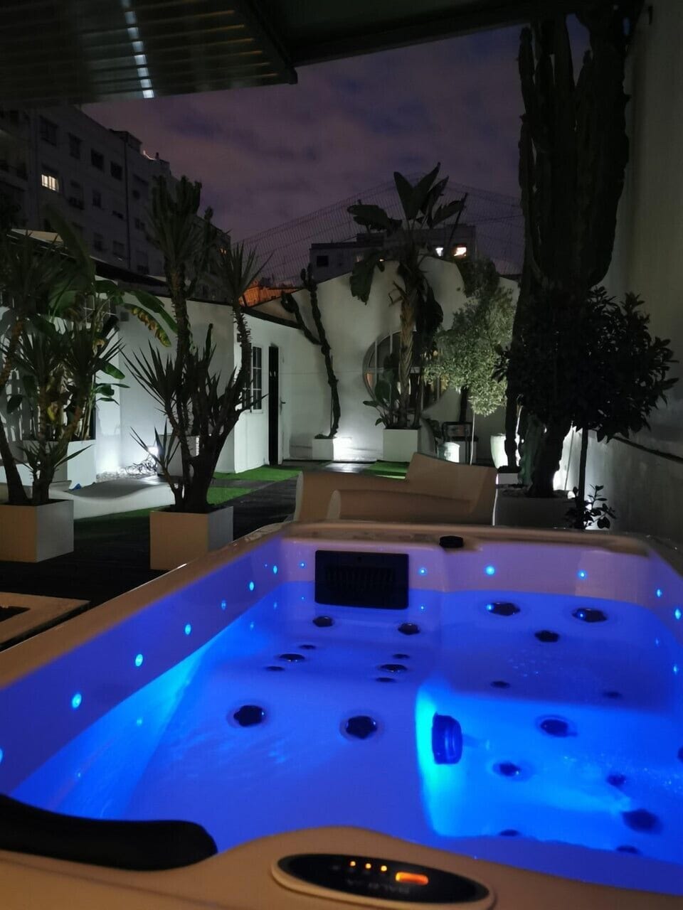 THE NEW PARADISE, 90M2 PRIVATE TERRACE WITH PALM TREES & JACUZZI IN THE CENTER