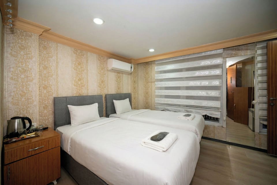 Basement standard Economic Room | Minibar, in-room safe, blackout drapes, soundproofing