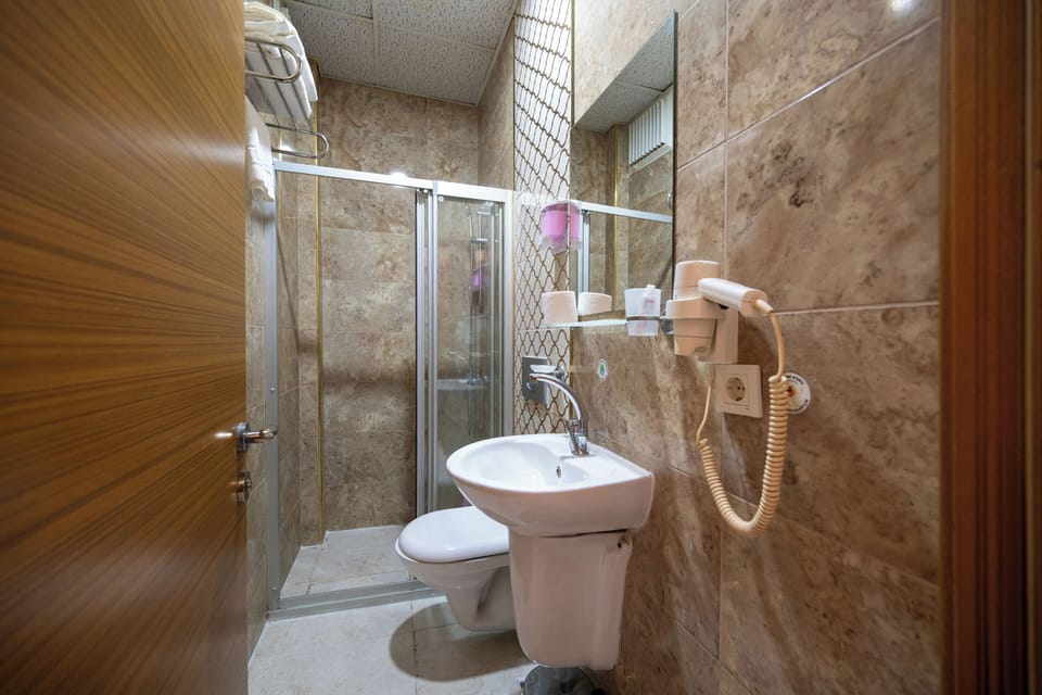 Superior Room | Bathroom | Shower, free toiletries, hair dryer, slippers