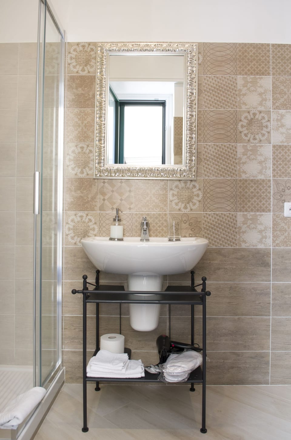 Deluxe Suite, 1 King Bed, Terrace, City View | Room amenity