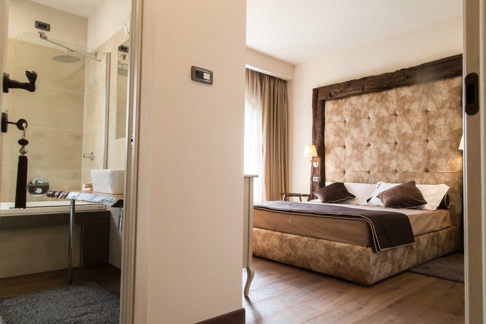Double Room, Hot Tub | In-room safe, desk, soundproofing, iron/ironing board