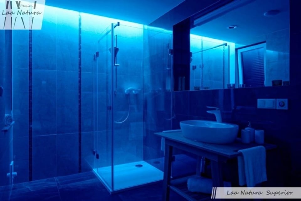 Superior Double Room, 1 King Bed, Hot Tub, Garden View | Bathroom | Shower, jetted tub, towels