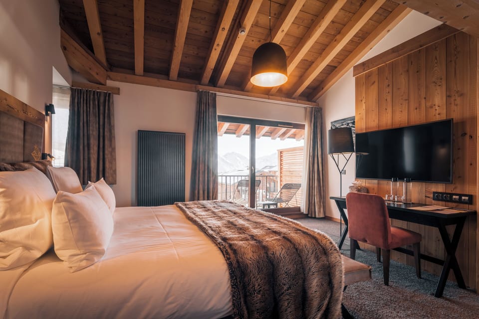 Superior Suite | Premium bedding, minibar, in-room safe, individually decorated