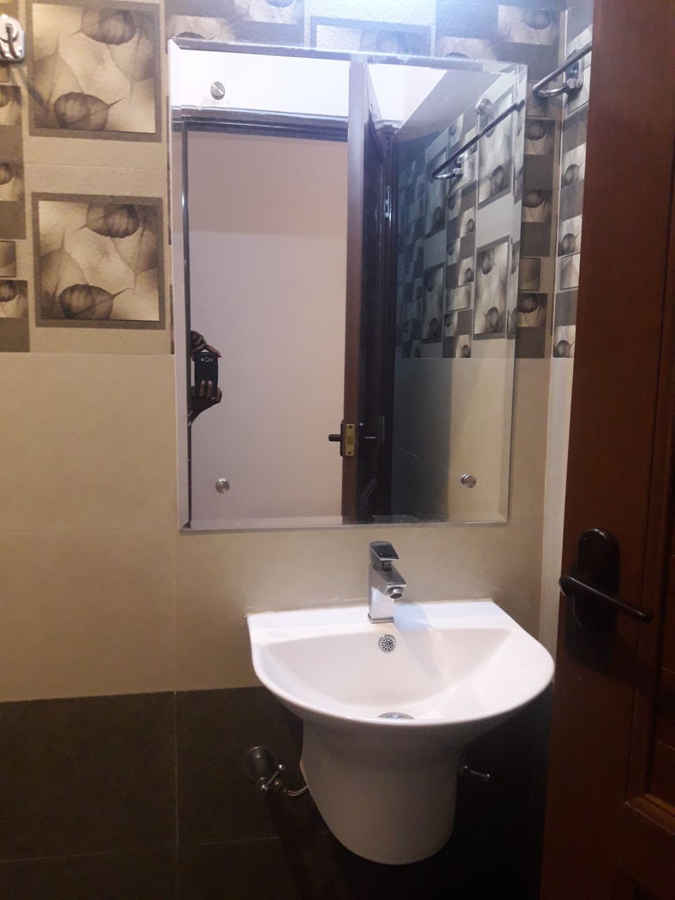 Superior Double Room | Bathroom | Shower, rainfall showerhead, free toiletries, towels