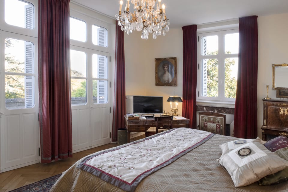 Deluxe Suite, 2 Bedrooms, Non Smoking, Connecting Rooms (Bishop) | Premium bedding, individually decorated, individually furnished, desk