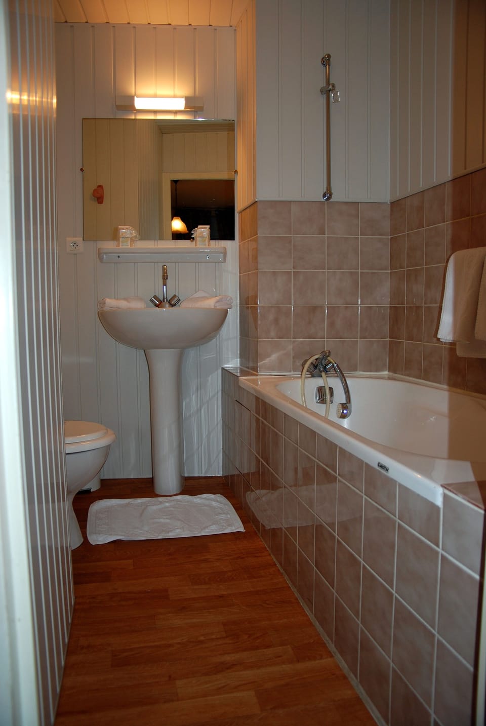 Shower, free toiletries, towels