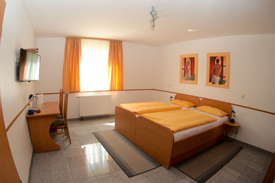 Twin Room | Desk, free WiFi, bed sheets