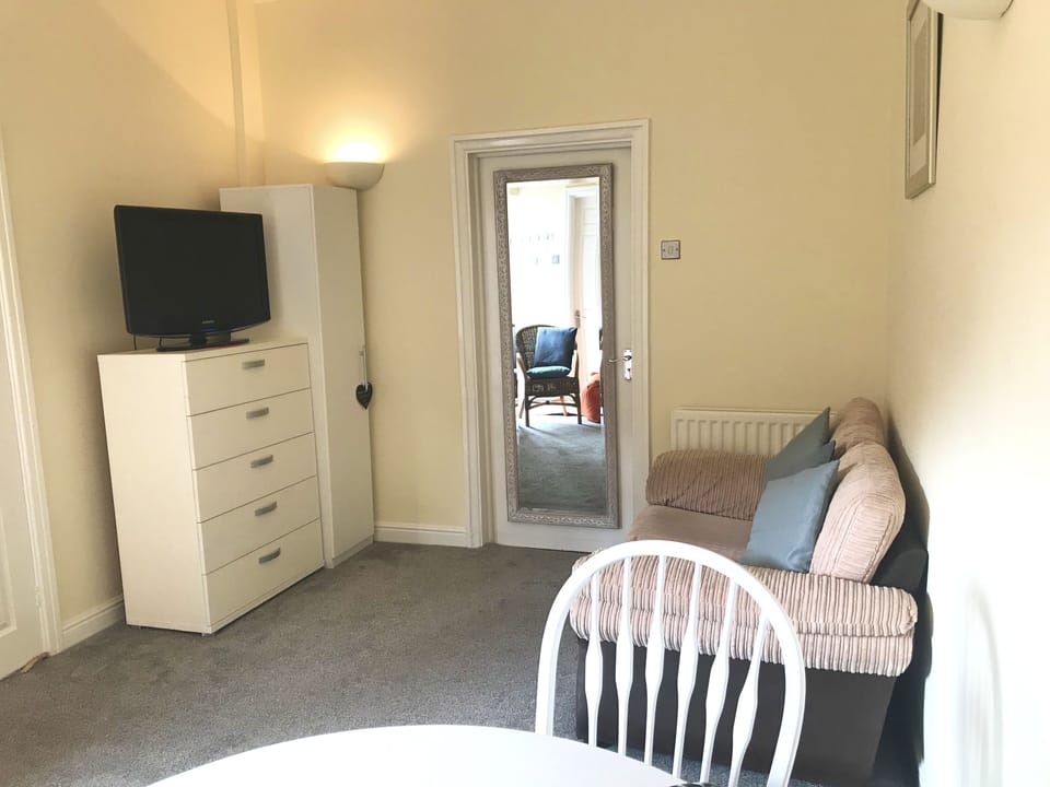 Executive Suite, 1 Double Bed, Courtyard Area | Desk, iron/ironing board, free WiFi, bed sheets