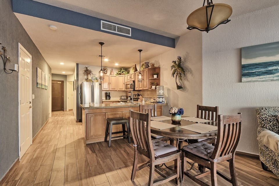 Kitchen Area Seating for six..