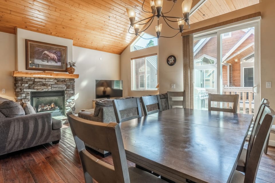 Living Room, Gas Fireplace, Flatscreen TV, Dining Table (6 Top)