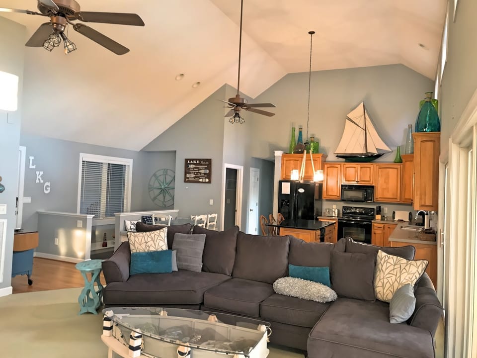 Front door on left, master behind kitchen, queen bedroom - left hall