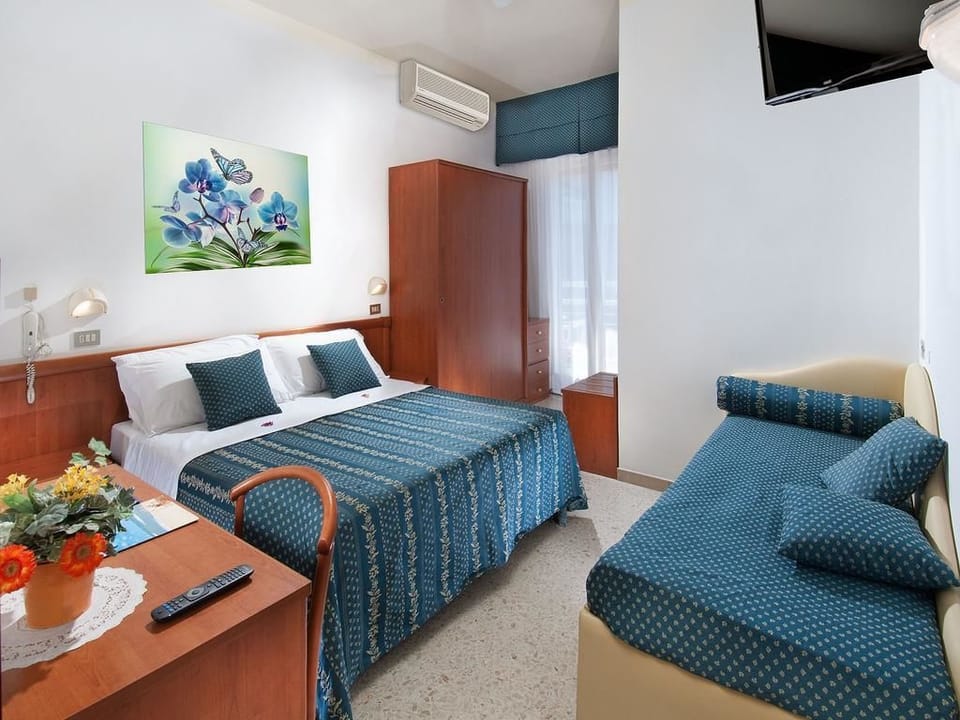 Comfort Triple Room, Balcony | In-room safe, desk, travel crib, WiFi (free)