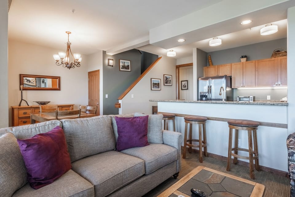 Living Room, Gas Fireplace, Flatscreen TV