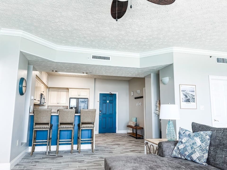 GulfCrest 2 BDRM -Newly renovated w/walkin shower; Beach Chair Srvc Included Apartment in Lower Grand Lagoon