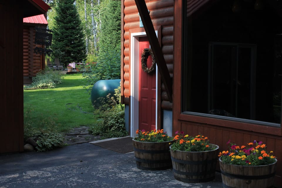 Beautiful, quiet,serene setting to host you and your family, just 17 mi from YNP